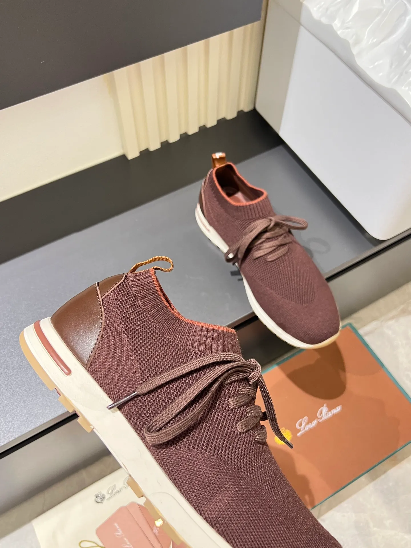 Men's Men's Shoes 💰p380 Loro Men's Shoes 💰piana/Noyo Piana 360 L Men's Shoes 💰p Flexy Walk Men's Sports Shoes These sports shoes are made of knitted wool uppers, and the heel is wrapped in smooth calf leather. Merino sheep are selected from Australia and New Zealand. The upper is machine-woven like a sweater, and then equipped with a white rubber outsole and a Kummel-colored sole. It is both beautiful and non-slip. The fabric is 100% cashmere and the insole is calf leather. It is super comfortable on the feet! Comes with full original packaging! Multiple colors available! Size: 38-44 (45 customized)